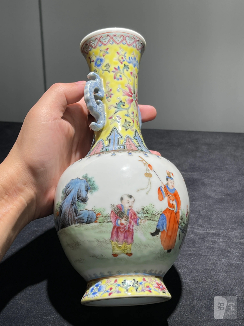 民国 粉彩婴戏纹双耳瓶一对 - 图15